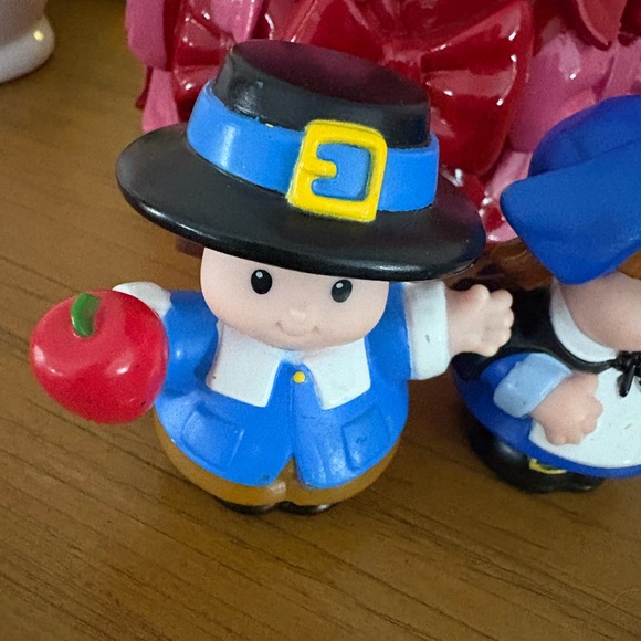 Fisher Price Little People, Pilgrims, Pilgrim boy and Girl, Apple, Thanksgiving - Picture 2 of 6